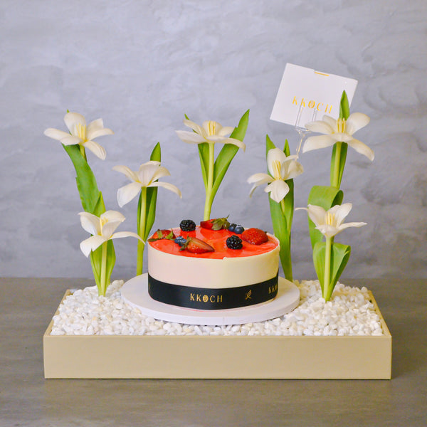 Strawberry Cake | 1/2 KG | Leather Tray Arrangement - KKOCH