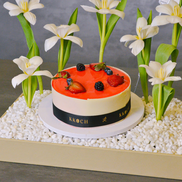 Strawberry Cake | 1/2 KG | Leather Tray Arrangement - KKOCH