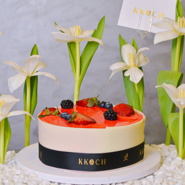 Strawberry Cake | 1/2 KG | Leather Tray Arrangement - KKOCH