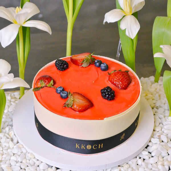 Strawberry Cake | 1/2 KG | Leather Tray Arrangement - KKOCH